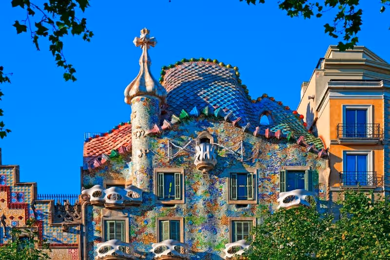 The dragon-like roof of Casa Batlló with its colourful ceramic tiles
